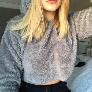  - Väldigt fin fluffig croptop❤️ knappt använd eftersom den var kortare än vad jag trodde den skulle vara, frakt tillkommer