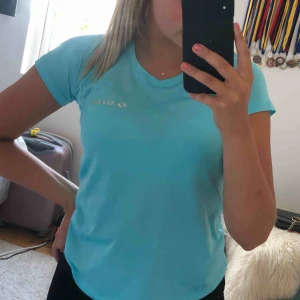  - Turkos jättefin och bekväm tränings t-shirt. Köpare står för frakt 💙