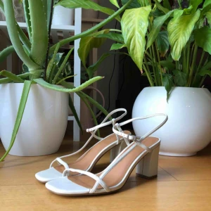  - Sandaletter köpte från Zalando. Använt bara en gång. Stl är 41 men de passar bättre på stl 39/40 för att de bli smala framtill. Köparen står för frakt (49kr)/ kan mötes upp I Stockholm 