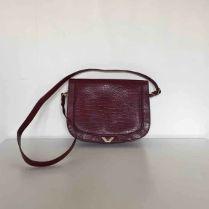  - Vinröd handväska! Köpt second hand och har knappt använt den sedan dess, jättefint skick. Praktisk med två stora och två små fack (bild 3)