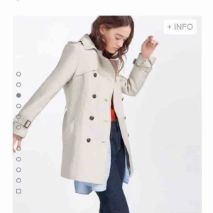  - Ljusbeige trenchcoat från ZARA. Endast använd 1 gång. Nypris: 1000kr. Köpare står för frakt! Den finns inte längre kvar i deras sortiment.