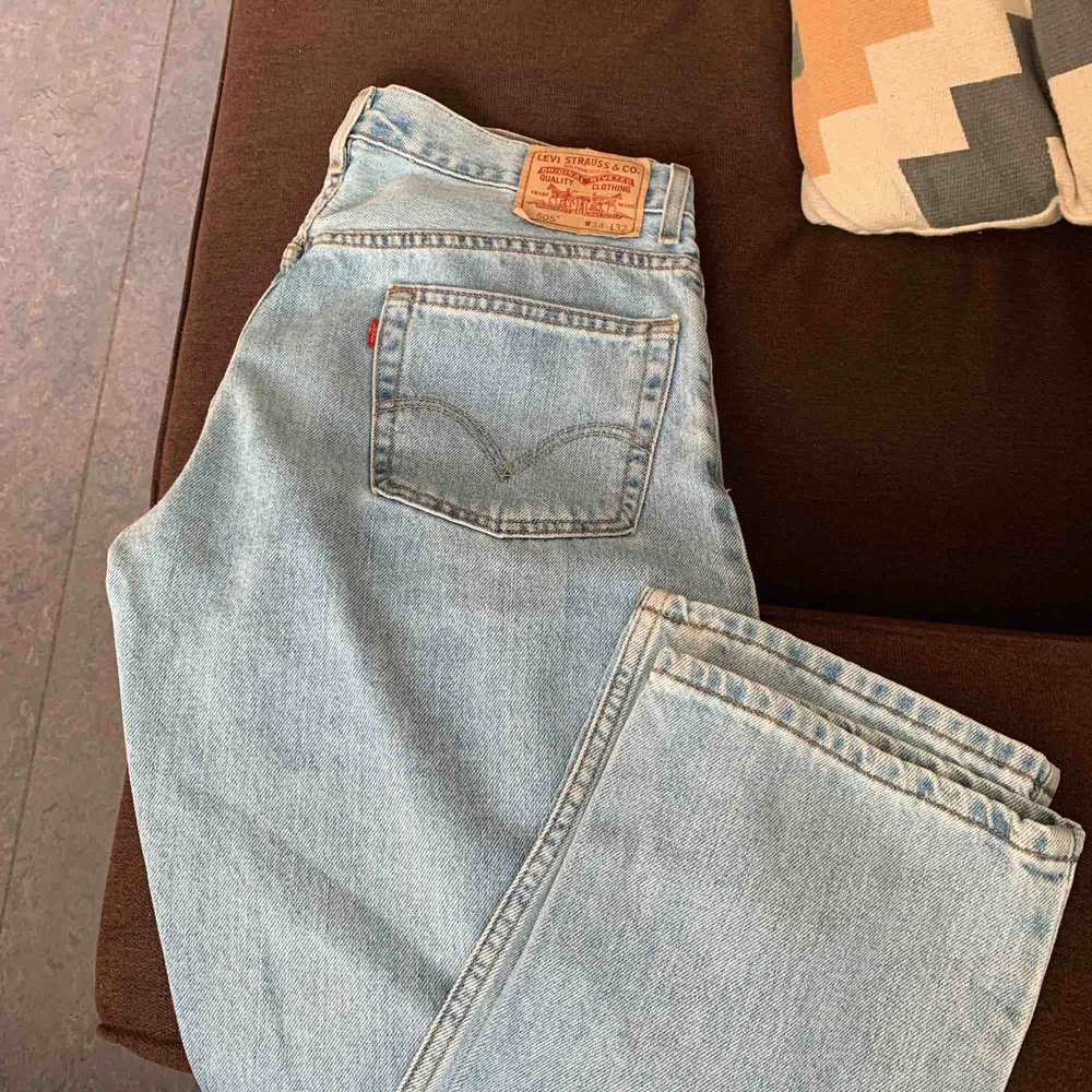 Snygga Levis jeans i storlek 34/32. Storleken är alltså ungefär som en L. Köpta på Beyond Retro för 500, använda en gång. Säljes pga för stora tyvärr  Frakt tillkommer om de köpes utanför Stockholm. . Jeans & Byxor.