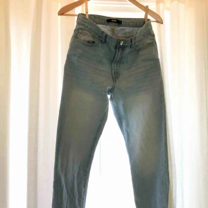  - Säljer dessa bikbok-mom-jeans då det blivit för små. De är i mycket bra skick och det är bara att skicka ett sms om mått på längder och bredd om det önskas!