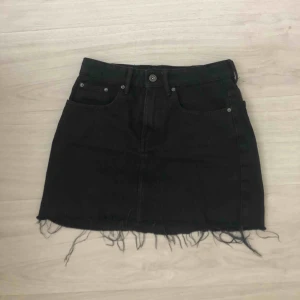  - En svart jeanskjol från Zara i fint skick.  Betalning via swish och frakt ingår 