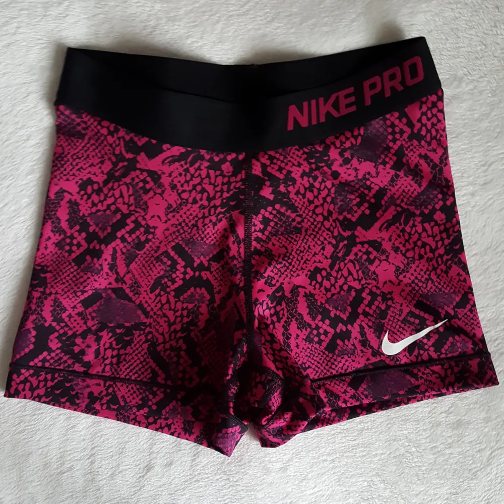 Nike shorts i storlek S. Kan skickas om köparen står för frakten som blir 20kr. . Övrigt.