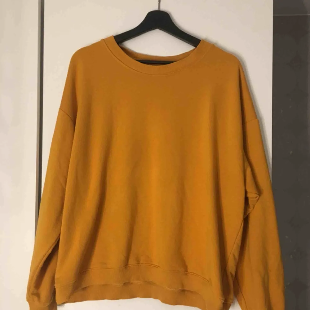 Mustard färgad tröja från monki. +frakt 59kr.. Hoodies.