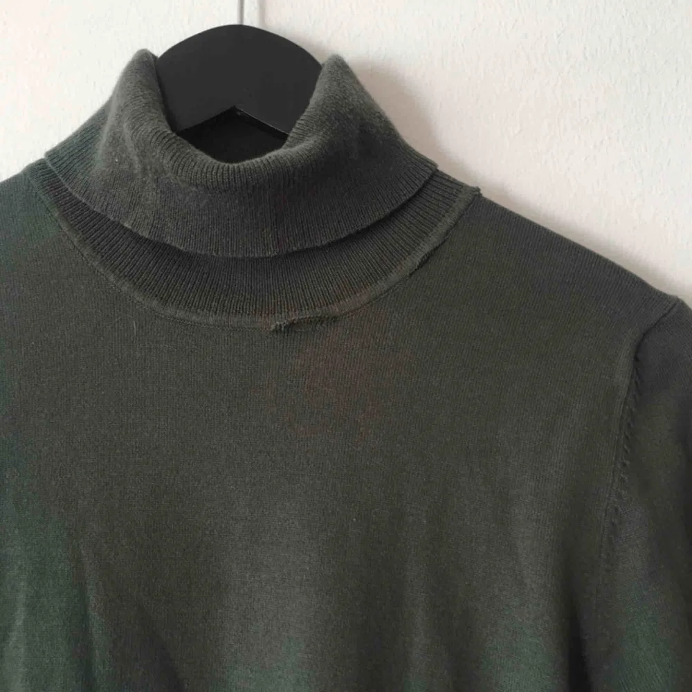 Grön polo, litet hål vid halsen som lätt går att sy igen, därmed det låga priset ✨ Fraktar och möts upp i centrala Uppsala 🌷. Skjortor.