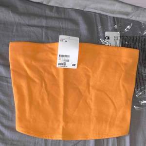 Orange bandeau från H&M. Säljer då den är för liten för mig, helt oanvänd. Kan frakta (kostar extra) eller mötas upp i Sthlm. 🧡🧡🧡