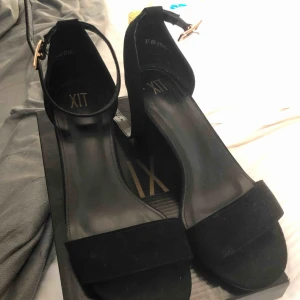  - Fina klackar använda en gång, säljer då ja vet att dom aldrig kmr komma t användning igen💕 klack typ 5/6 cm