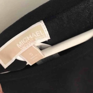  - Svart tröja/blus från Michael Kors som aldrig har använts, den är i storleken Small. Jag köpte två olika men använde bara den andra Nypris €250