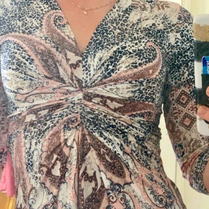  - Aldrig använd, endast på fotot. Snygg klänning från Ilse Jacobsen med fin passform😍✨. Nypris 1250kr. Köparen står för frakten.  