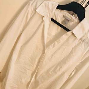En vanlig vit skjorta. strl 42 men passar mig perfekt som har S/M  Aldrig använd.  Köpare står för frakt