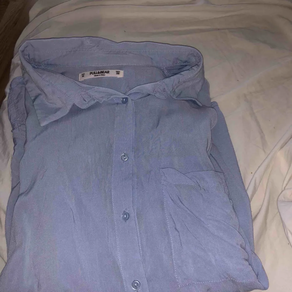 Oanvänd ljus blå skjorta. Behövs bara strykas:)). Skjortor.