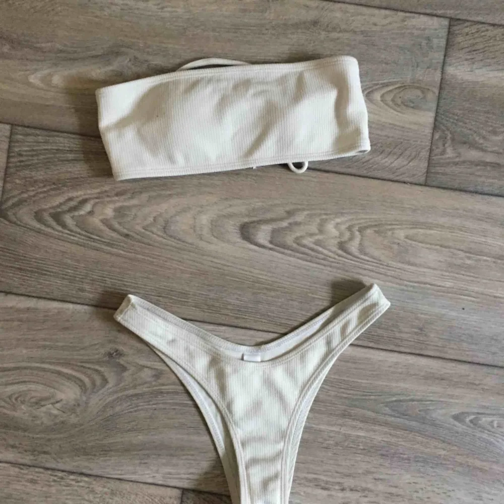 Bikini från zaful, ribbad vit färg. Använd sparsamt denna sommar och säljer pga rensning. Frakt tillkommer på 9kr. Övrigt.