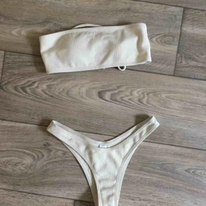  - Bikini från zaful, ribbad vit färg. Använd sparsamt denna sommar och säljer pga rensning. Frakt tillkommer på 9kr