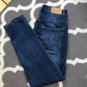 Mom jeans som passar S-L, säljer för de endast används 1 gång. 150kr plus frakt