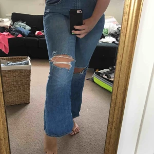  - Superfina bootcut byxor ifrån hm!! Används ej längre pga inte min stil länge, men dem är skit sköna!☀️