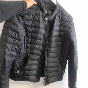  - Perfekt höst jacka, använt 1 gång jätte bra skick. 