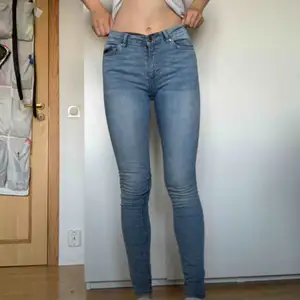 Super skinny high waist jeans i ljusblå färg. Knappt använda, kanske använda 2,3 gånger bara. Nyskick och inga flaws! 🌸 Passar nog S och XS.  Möter upp i Stockholm och fraktar. Betalning via Swish🌸