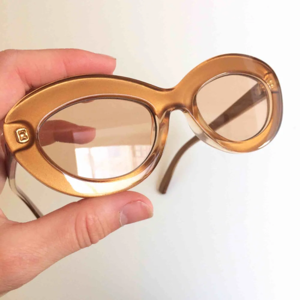 Oanvända solglasögon från trendiga Le Specs! Nypris 699kr. Samma modell som på sista bilden men mer guldiga i färgen🌙. Accessoarer.