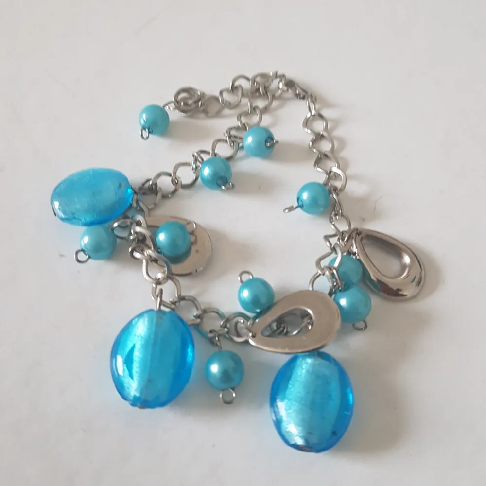 Armband med blåa pärlor i glas Skickar endast köparen står för frakt. Accessoarer.