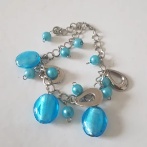  - Armband med blåa pärlor i glas Skickar endast köparen står för frakt