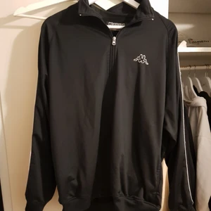  - Snygg och enkel kappa tracktop. Ganska gammal så lite slitage finns. Har en väldigt baggy look, men enligt mig sitter den mer som en baggy large än en xl. 