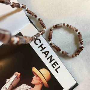  - Ett set med halsband och ett armband. Stretchiga band. Frakten är inräknad i priset! 