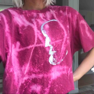  - Väldigt snygg rosa/lila tröja! Bra skick. Kan frakta, mötas eller byta