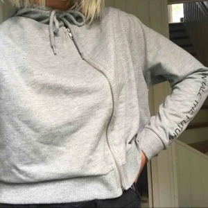  - Snygg grå croppad hoodie! Bra skick! Kan fraktas, mötas upp eller bytas.