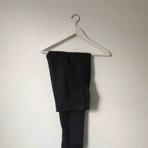  - Glittriga byxor från H&M, tajt passform. Med dragkedja på vänstra sidan. 