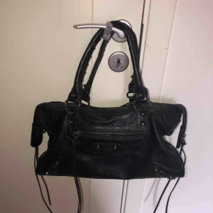  - En väldigt liknade Balenziaga väska😍Skulle säga att storleken är som en M. Får plats med väldigt mycket. Frakten ligger på 30 kr, resten betalar jag. OBS: väskan ligger på en annan sälj sida !!!