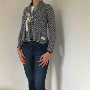  - En ljusblå kofta från Odd Molly i nyskick. 