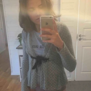  - Jag säljer båda mina Odd Molly koftor, en rosa & en blå-grå! Den rosa är i storlek XS & den andra är i storlek S. Jag säljer koftorna för 300 kr/ styck men köper man båda kostar det 500 kr! Köparen står för frakt :-) 