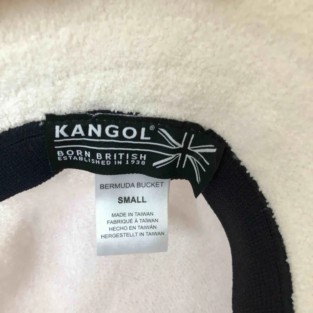 Kangool bermuda bucket, använd 1 gång på en hattfest 😂. Accessoarer.