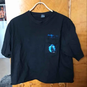  - T-shirt med ett coolt tryck på ryggen!💙 Kan mötas upp i Gävle eller frakta då köparen står för kostnaden 🥰