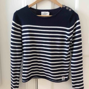  - Randig långärmad tröja. Marinblå med snygga knappar på axeln. 