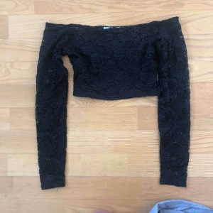  - För Liten därför säljer ja  Frakt tillkommer  Från nakd Jag klippte en litet snit i tröjan ( skriv för bild)