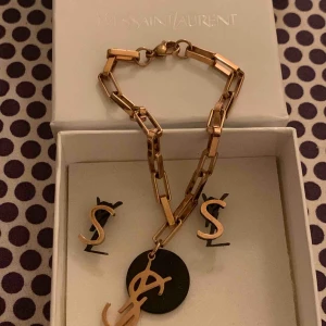  - Ysl rosegold  armband och örhängen