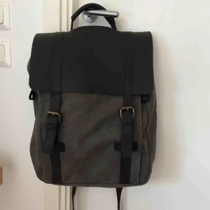  - Ryggsäck köpt från Etsy, för 1250kr. Rymlig med ett fack för datorn. Kom med bud :)