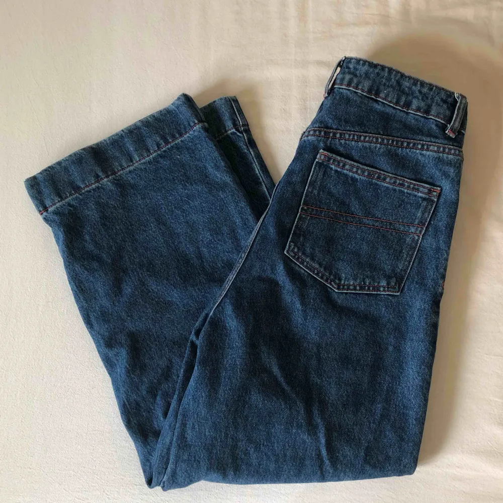 Snygga vida jeans köpta från Asos med märket ”COLLUSION” för 375kr. Storlek W28/L30.  Använda fåtal gånger därmed i gott skick! Frakt tillkommer och betalningen sker via Swish.. Jeans & Byxor.
