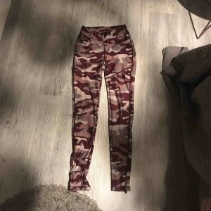  - Militäraktig träningsbyxor som är  stretchiga, kunde ej visa på eftersom jag ej får på mig dom längre, frakt kostar 20, om man bor i Norrköping eller kan komma ditt så kostar ej frakten, vi kan diskutera priset, det är bara att skriva om ni undrar något