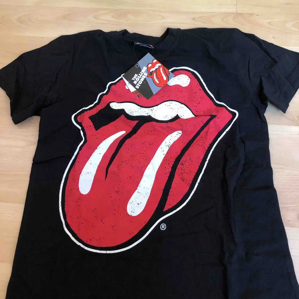 Helt ny rolling Stones t shirt, i storlek 158! Köpare står för frakt. T-shirts.
