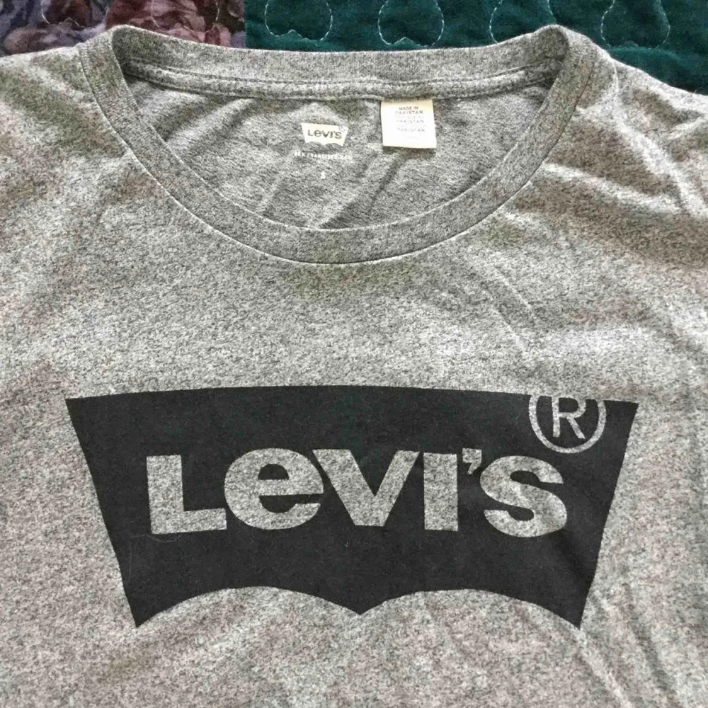 Snygg Levis tröja köpt på Levis Store. Säljer av kläder som blivit för små ink. denna. Knappt använd, kanske 2 ggr max. Möts upp eller fraktar 🌻💕. T-shirts.