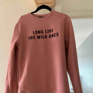 Hoodie - Babyrosa sweatshirt från HM i storlek S. Köparen står för frakten, kan mötas upp i Malmö eller Helsingborg. 