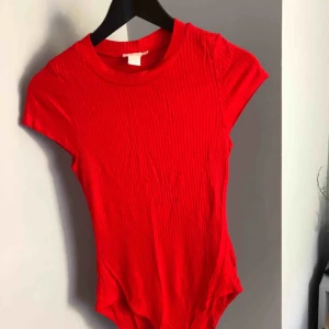  - Röd\orange body från HM, använd en gång. 