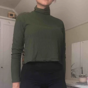  - Militärgrön ribbad polotröja från H&M. Aldrig använd, frakt ingår! 