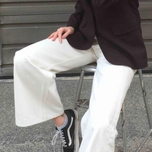  - Hjälper min kompis att sälja hennes vita ace jeans från Weekday!! Använda 1-2 ggr därav priset. Extremt bra skick.👼🏽 Frakt ingår ej.