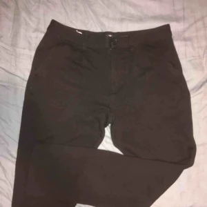  - Stretchiga kostymbyxor i gott skick. De är lite mindre än den angivna storleken.