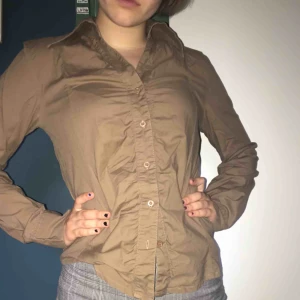  - En brun skjorta med speciell krage. Jag står inte för frakt men kan mötas upp om ni bor i Stockholm :) 